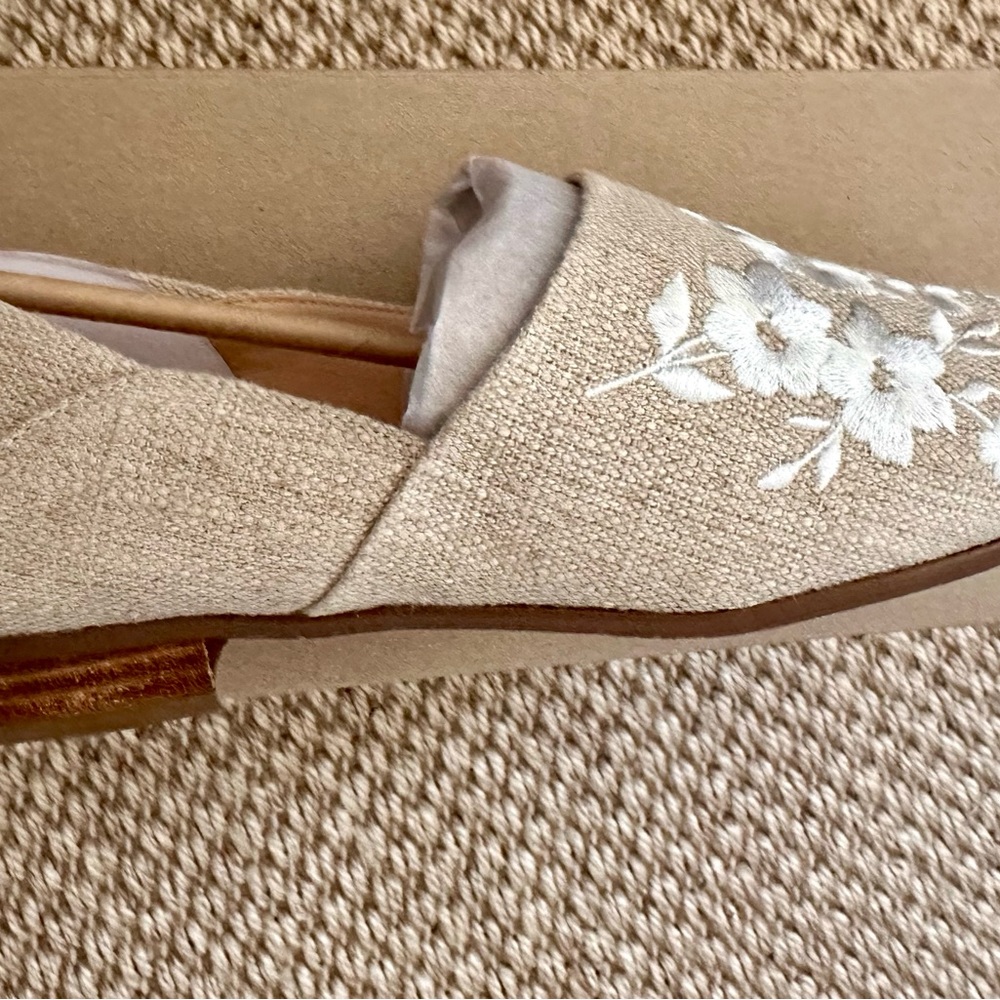 NWT Clarks Leather Embroidered Flats Size 6.5 - Picture 6 of 8